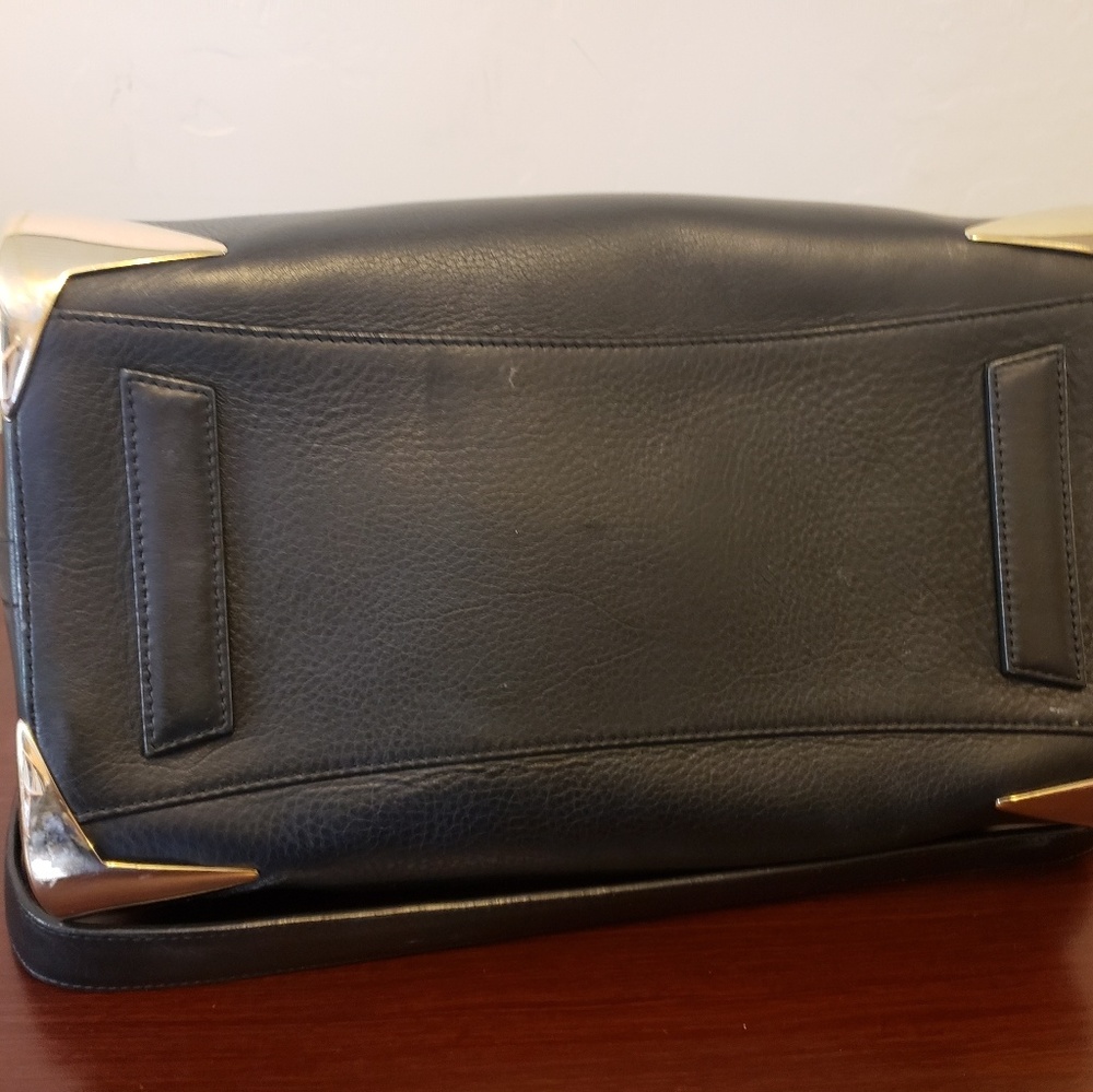Rare Givenchy Antigona (Medium) with gold accents - Picture 3 of 8